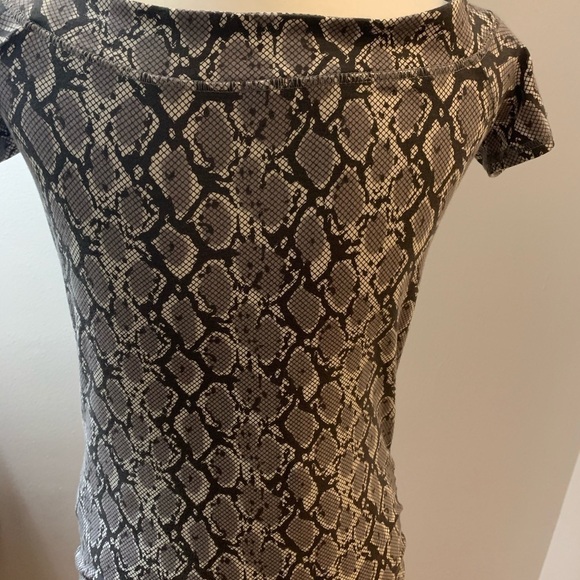 Guess tee, snake print cotton/spandex , size M - Picture 2 of 5